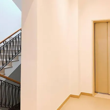 Leoncino Apartment