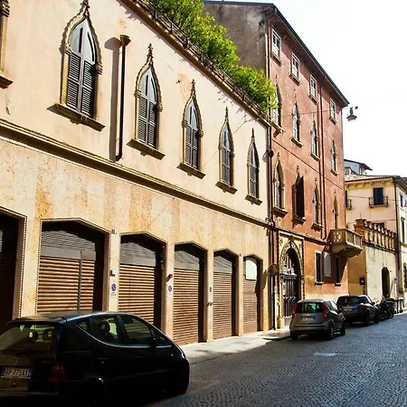 Leoncino Apartment *